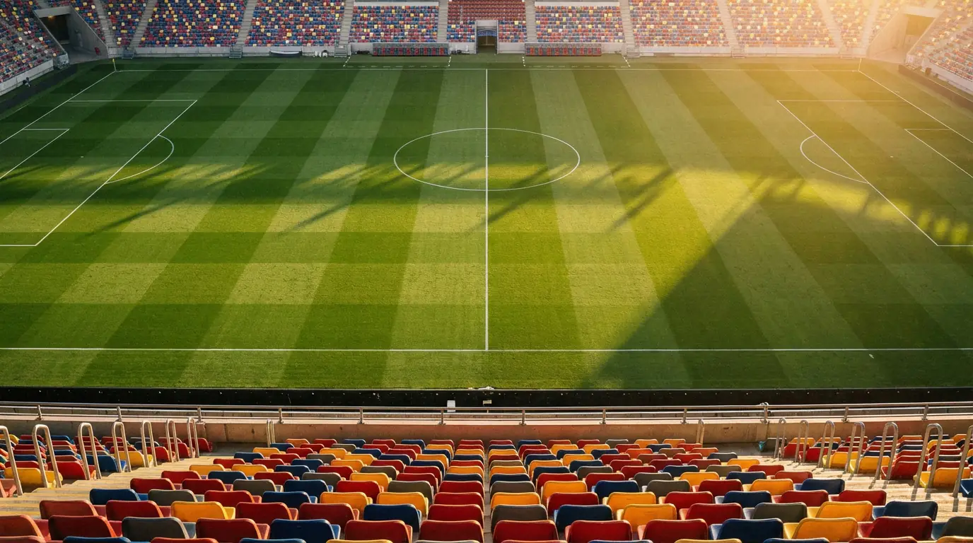 Campo de fútbol vacío visto desde la grada central con las tres zonas del terreno de juego bien definidas